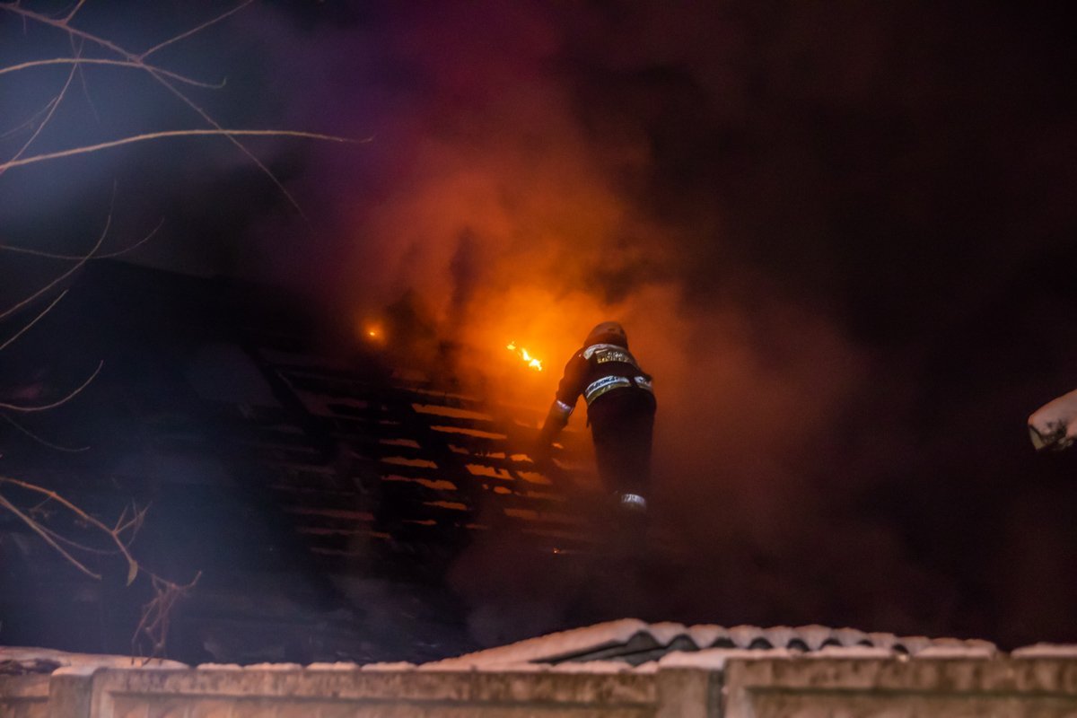 По предварительной информации, один из мужчин поджег дом, пока его товарищ спал По предварительной информации, один из мужчин поджег дом, пока его товарищ спал