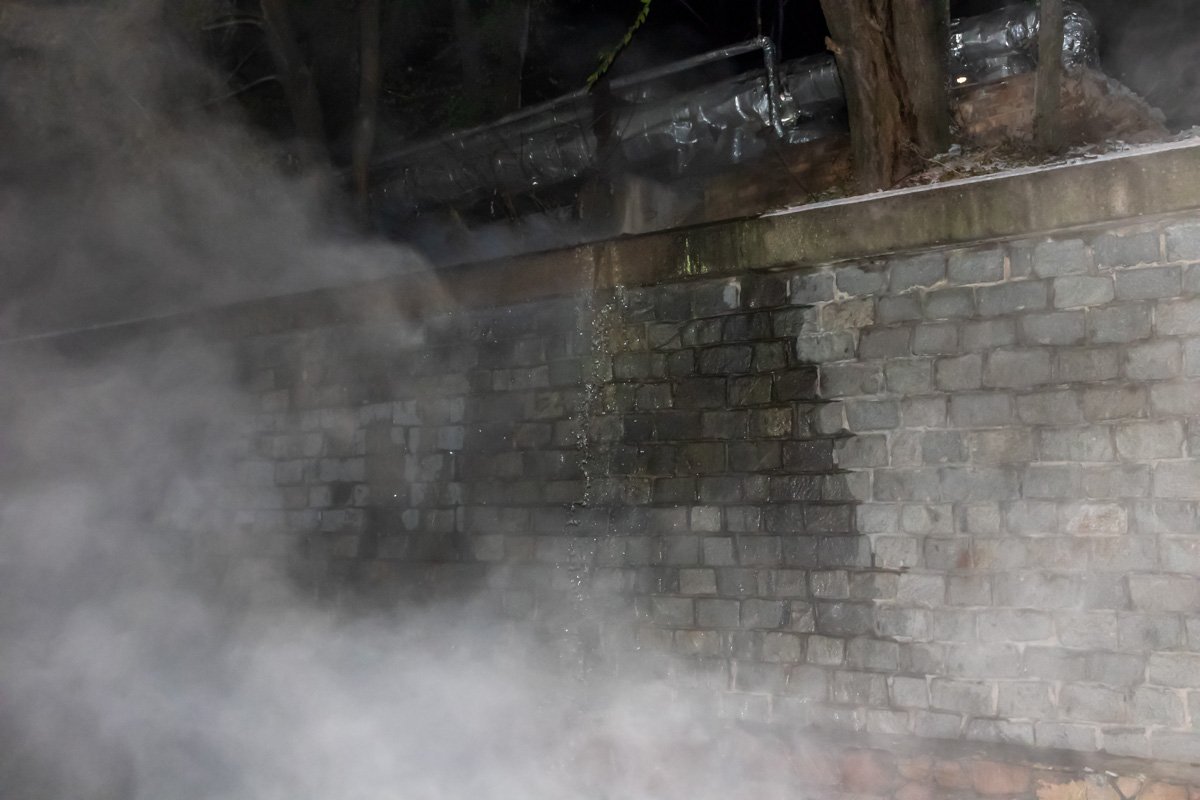 В Днепре возле гостиницы "Рассвет" прорвало трубу В Днепре возле гостиницы "Рассвет" прорвало трубу