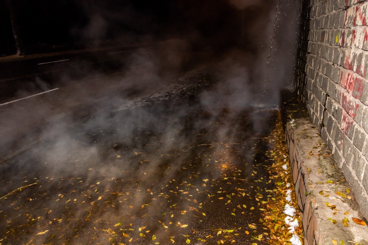 Горячая вода залила проезжую часть и тротуар Горячая вода залила проезжую часть и тротуар