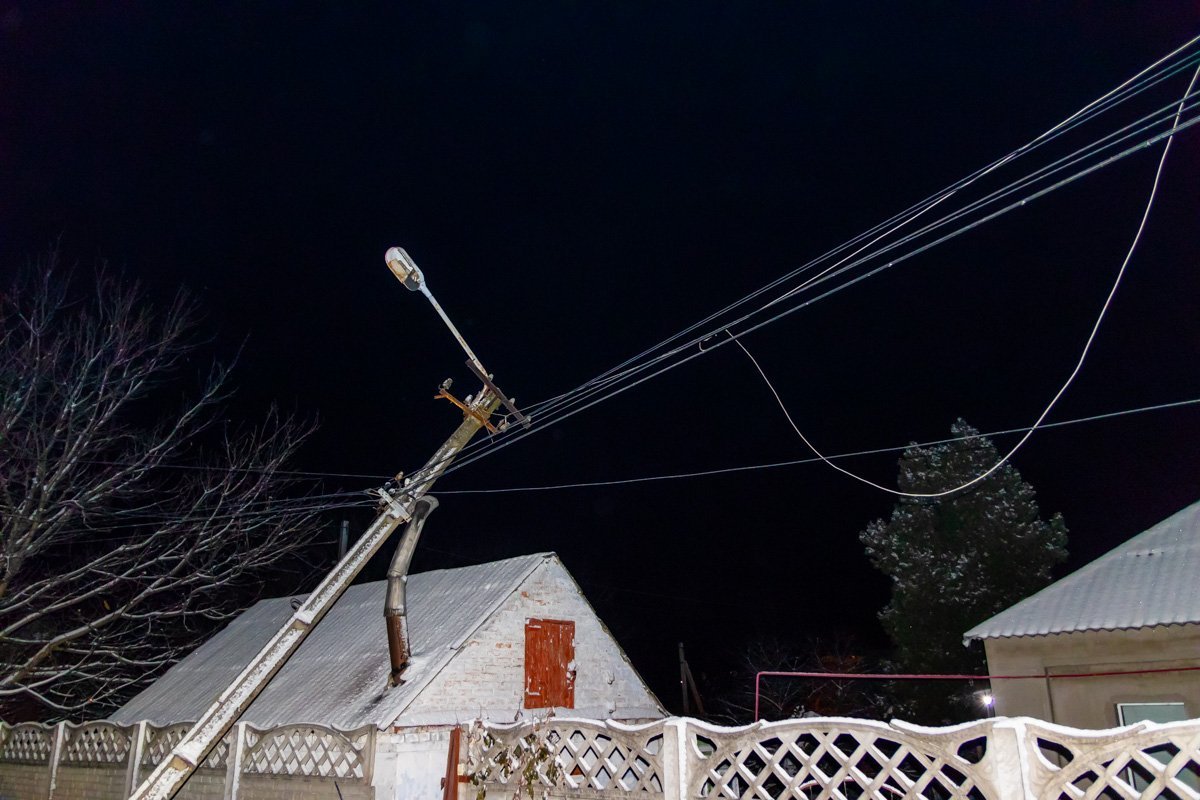 Сбитый столб повис на проводах Сбитый столб повис на проводах
