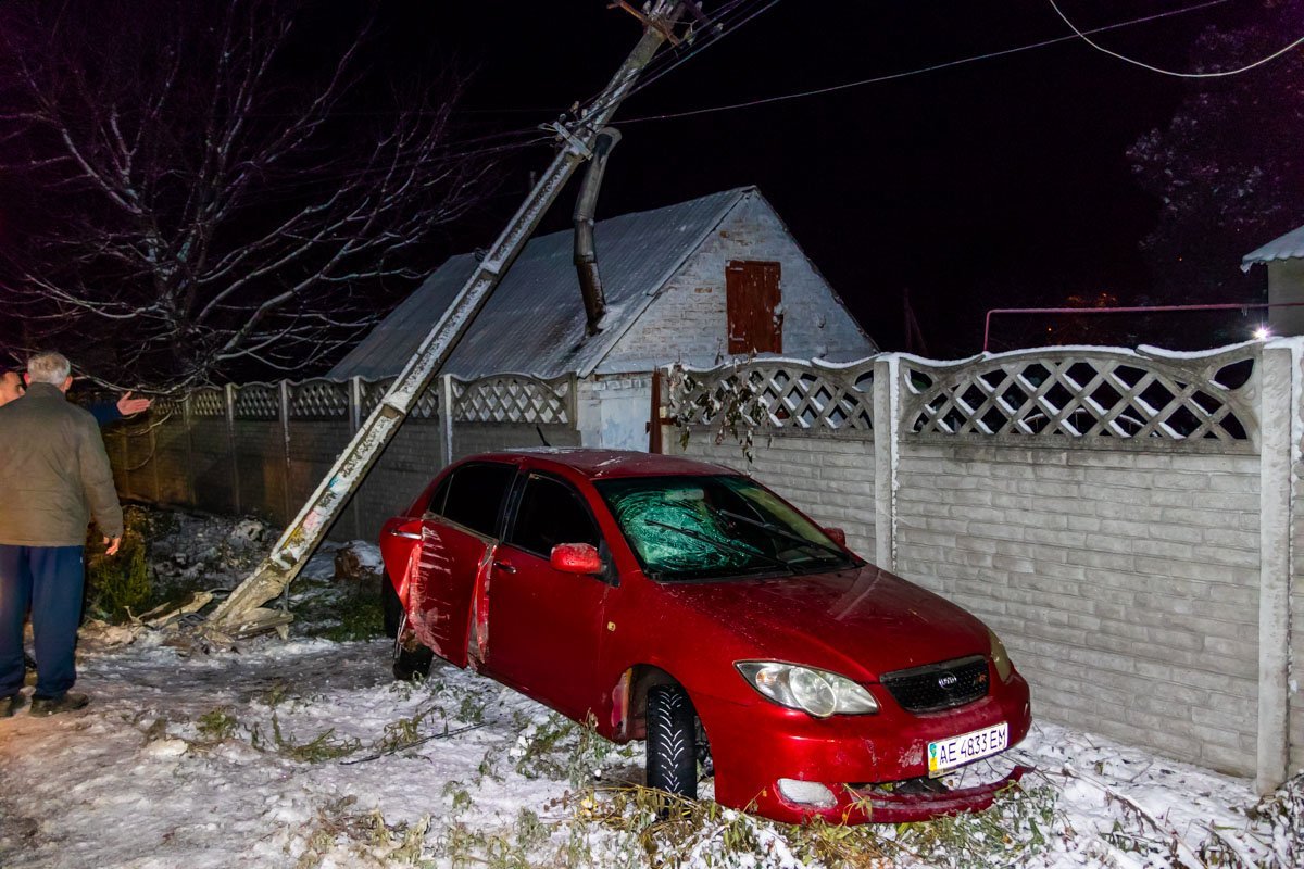 Предварительно, авария произошла из-за того, что водитель автомобиля не справился с управлением Предварительно, авария произошла из-за того, что водитель автомобиля не справился с управлением