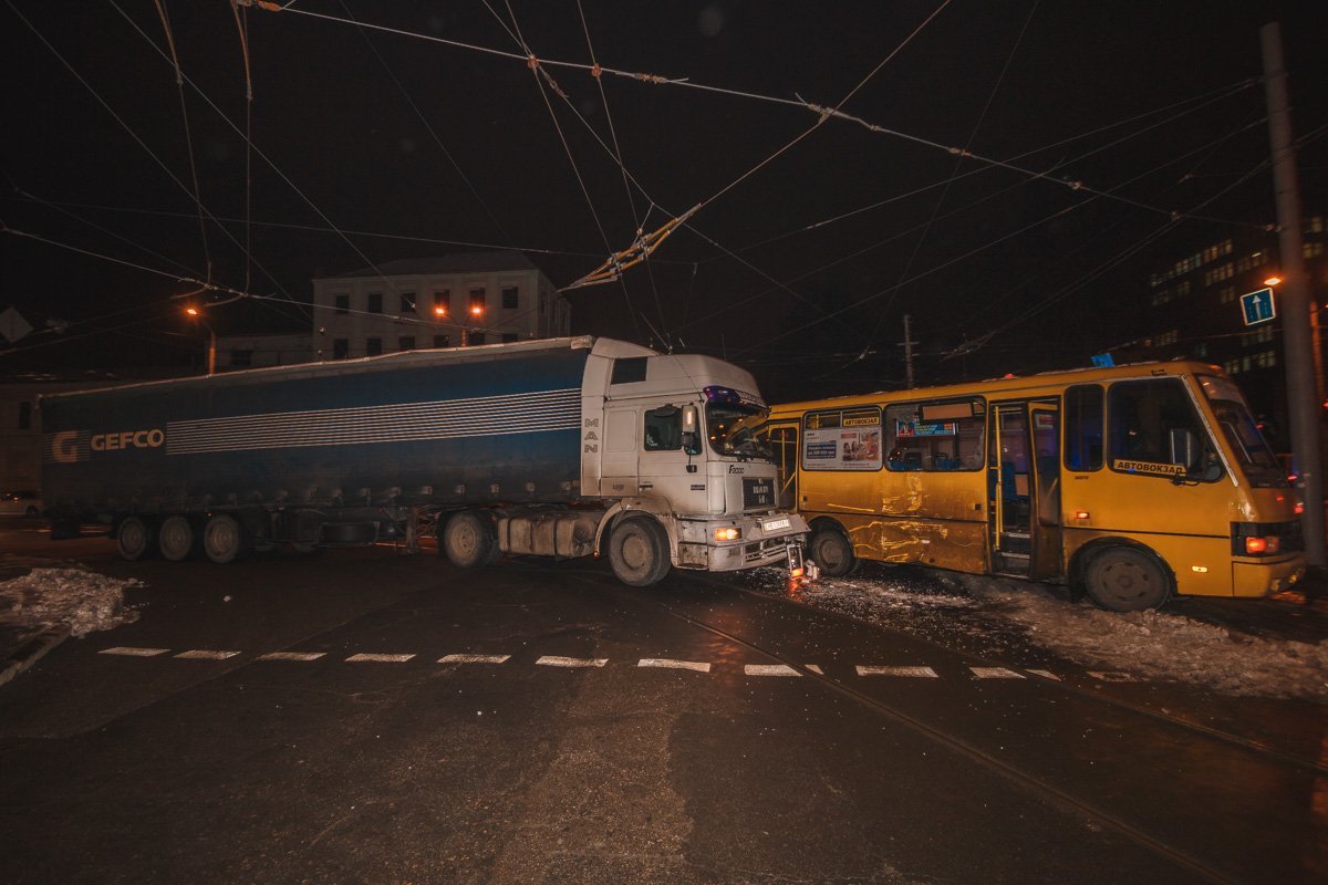 Фура "придавила" маршрутное такси № 146