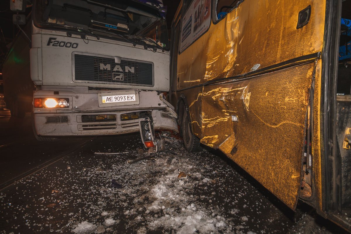 Водители говорят, что всему виной - аварийная вышка, которая стояла посреди дороги