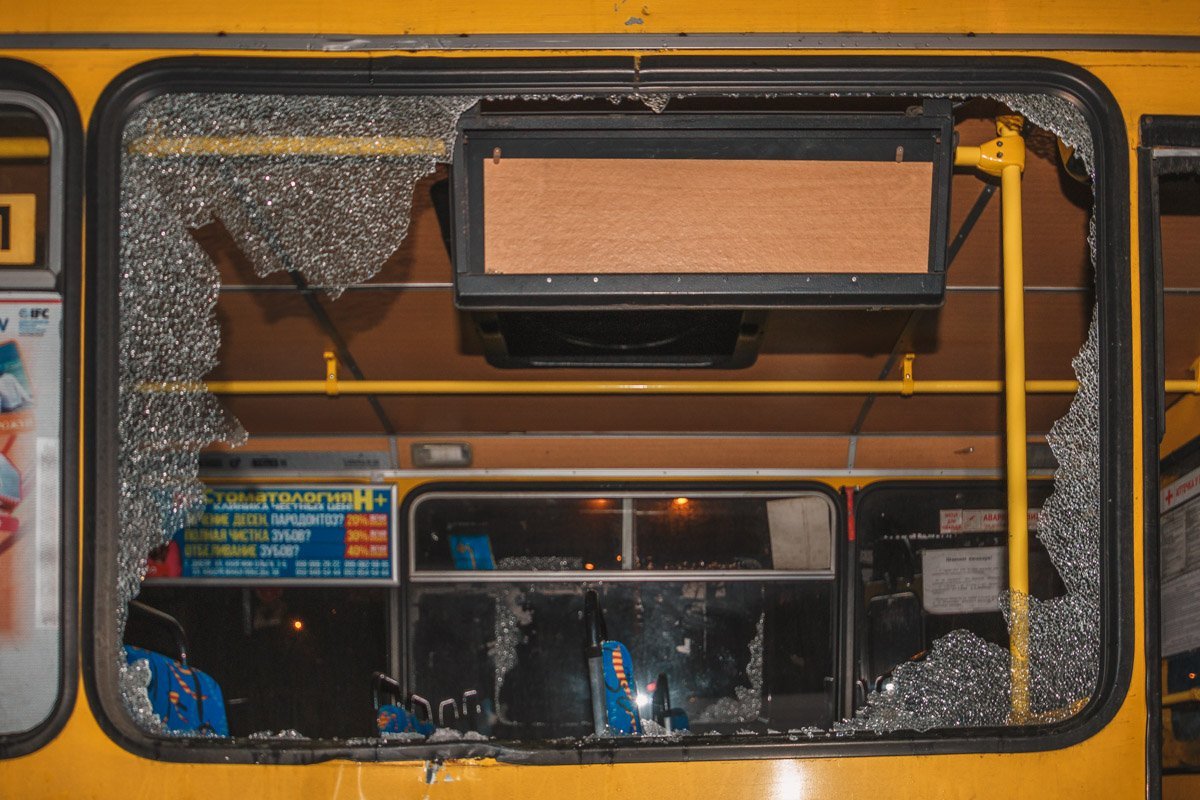 От удара в маршрутном такси разбилось боковое стекло