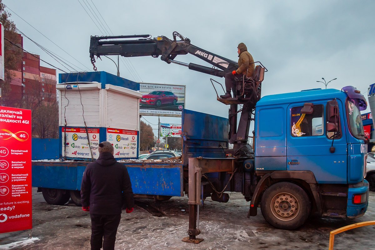 Буквально за полтора часа коммунальщики снесли три ларька Буквально за полтора часа коммунальщики снесли три ларька