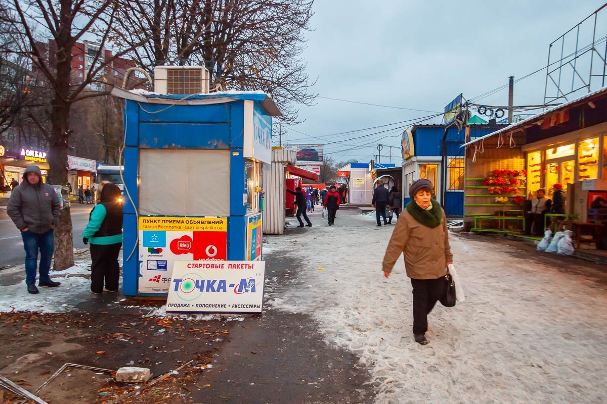Хозяева киосков вынесли все товары заранее. Подготовились Хозяева киосков вынесли все товары заранее. Подготовились