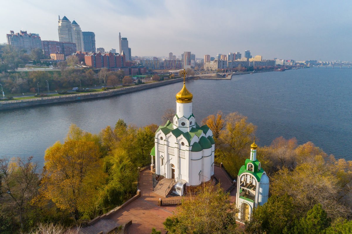 В 954 году епископ Григорий с монахами и рыбаками соорудил церковь в честь спасения княгини Ольги В 954 году епископ Григорий с монахами и рыбаками соорудил церковь в честь спасения княгини Ольги