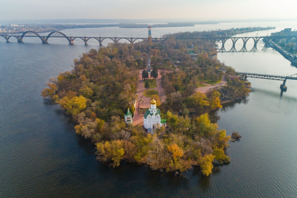 Весной 1994 года на месте храма воздвигли крест Весной 1994 года на месте храма воздвигли крест