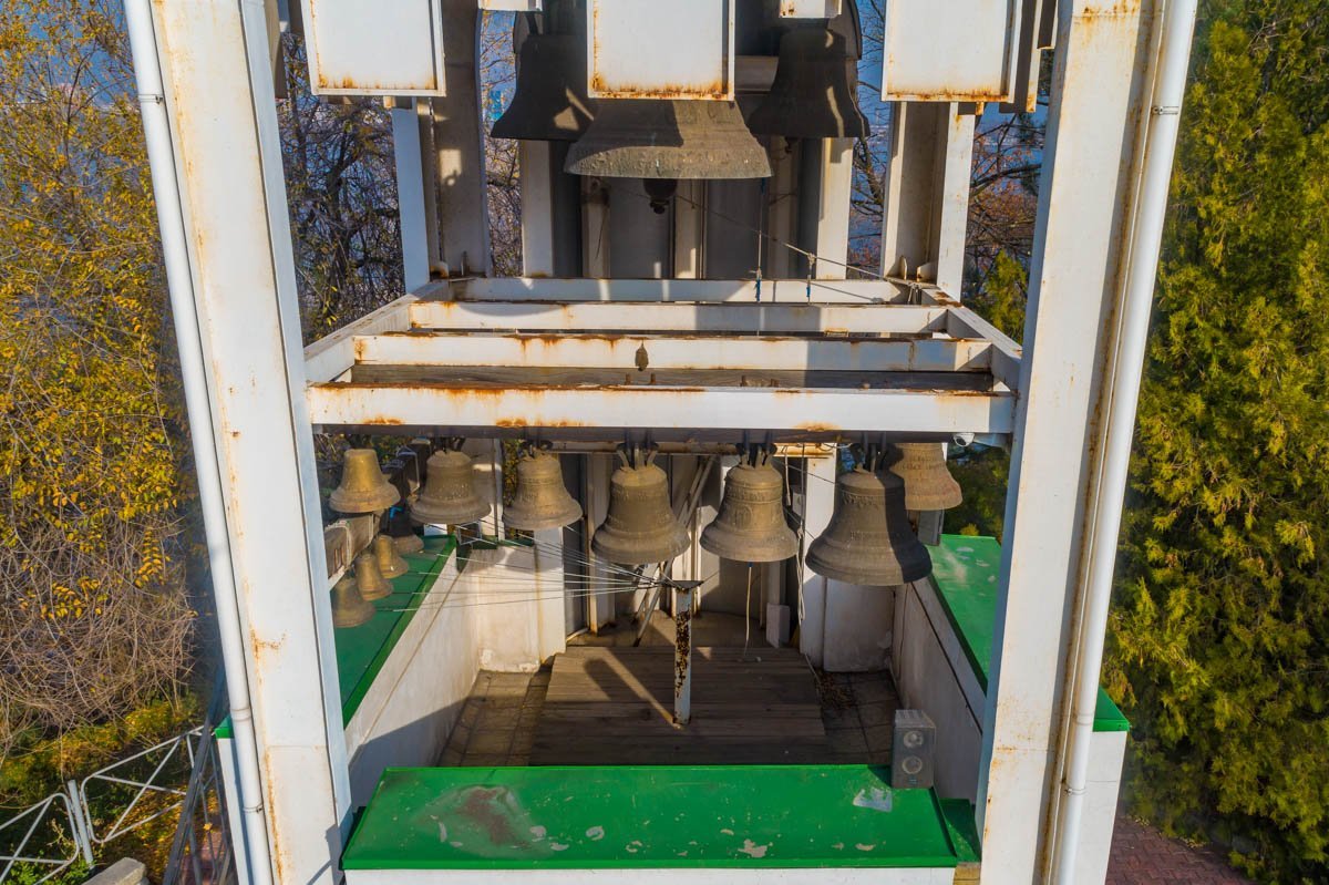 Возле церкви находятся незаконные постройки Возле церкви находятся незаконные постройки