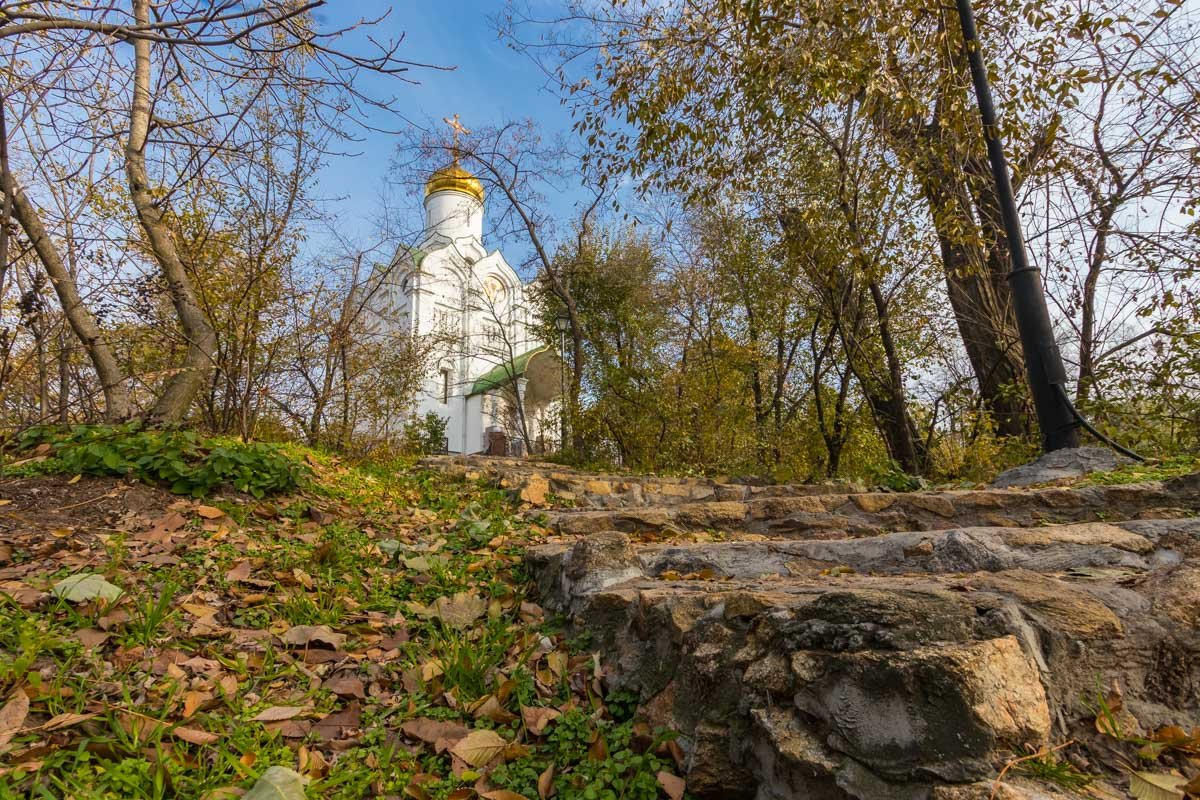 Церковь расположилась прямо на берегу Церковь расположилась прямо на берегу