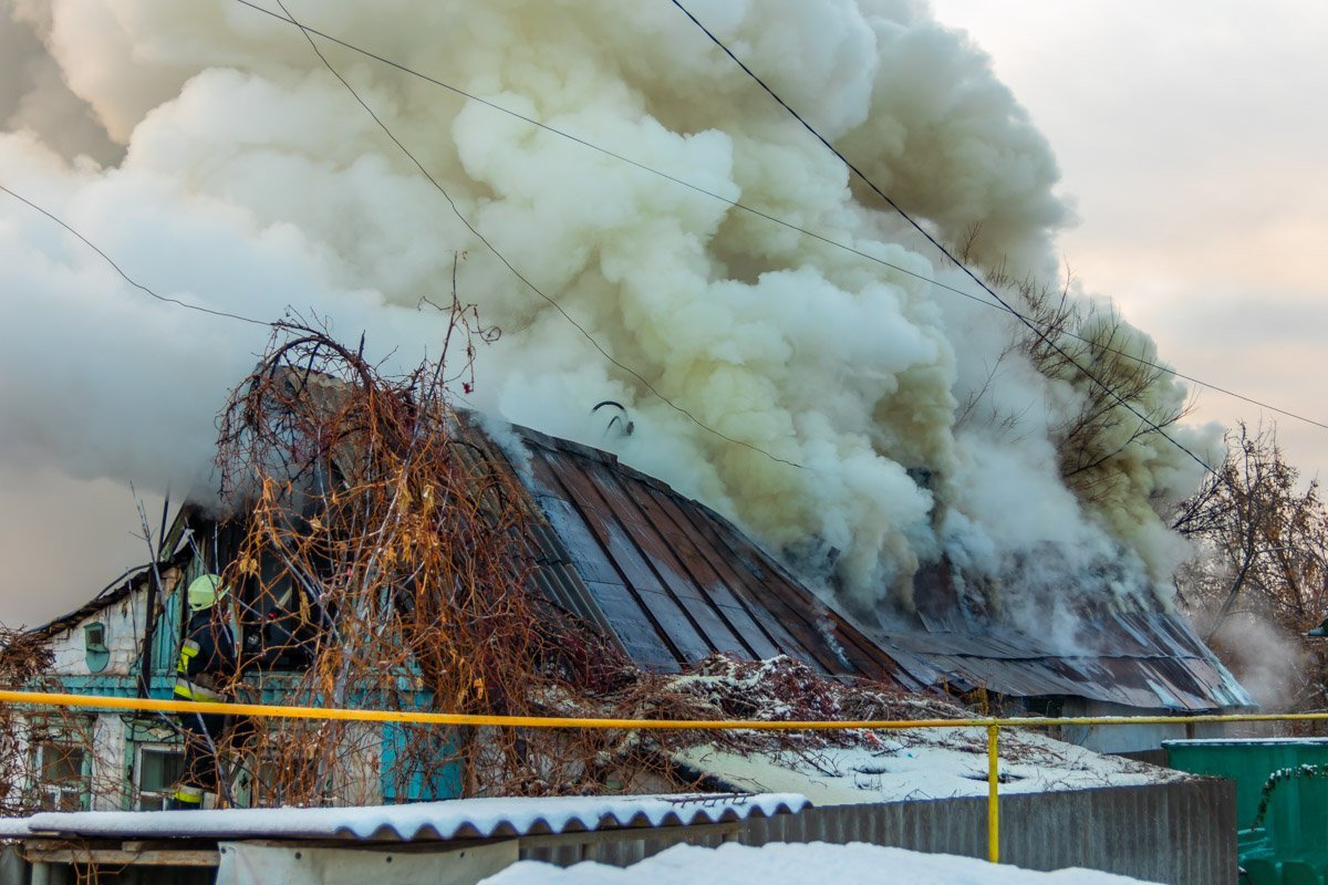 В Днепре на улице Подветренной сгорел частный дом