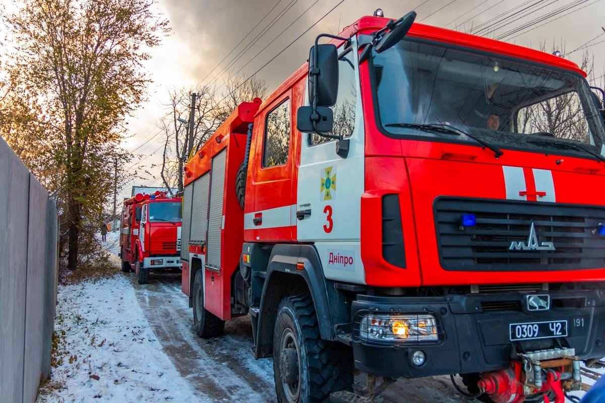 На борьбу с огнем направили спасателей 3 и 4 пожарно-спасательных частей