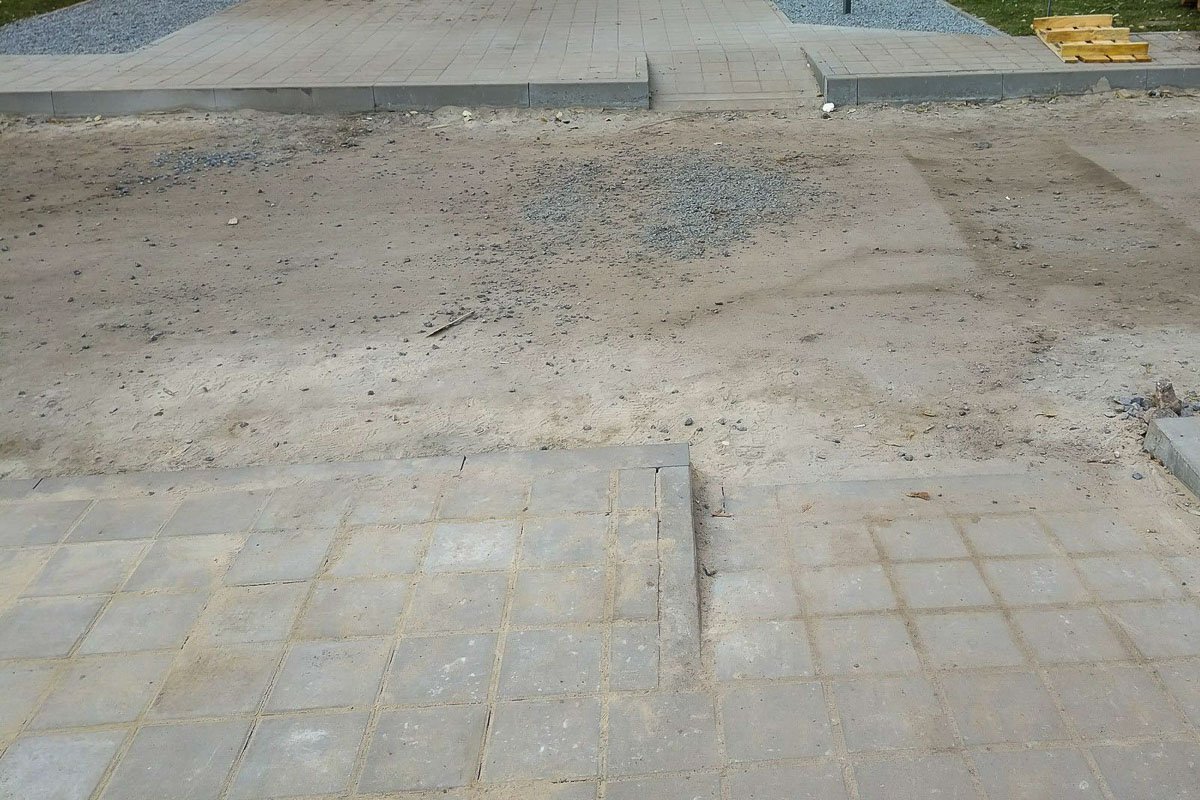В сквере установили пандусы В сквере установили пандусы