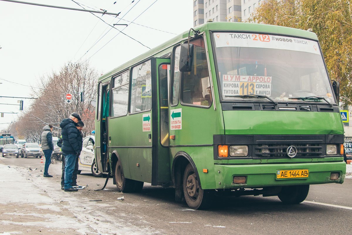 В Днепре не поделили дорогу автомобиль Chevrolet и маршрутка с пассажирами В Днепре не поделили дорогу автомобиль Chevrolet и маршрутка с пассажирами
