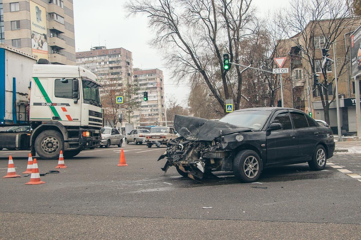 Авария случилась на перекрестке улицы Ульянова и проспекта Александра Поля Авария случилась на перекрестке улицы Ульянова и проспекта Александра Поля