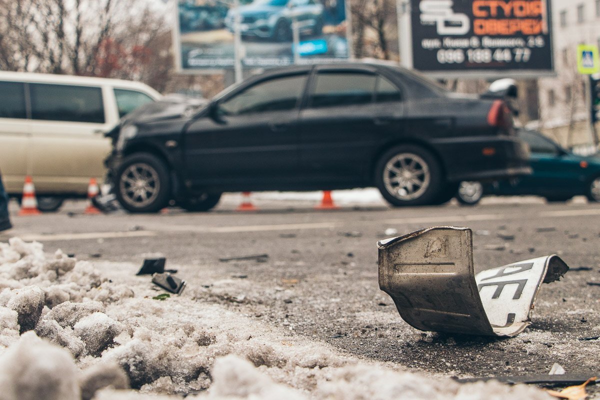 У автомобиля была летняя резина, поэтому девушка не успела затормозить У автомобиля была летняя резина, поэтому девушка не успела затормозить
