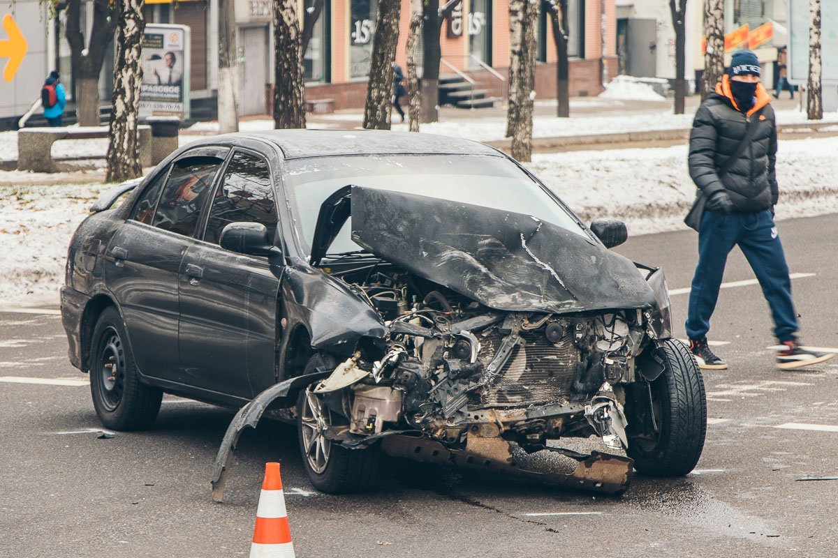Автомобиль Chevrolet получил серьезные повреждения, у машины полностью смят передний бампер Автомобиль Chevrolet получил серьезные повреждения, у машины полностью смят передний бампер