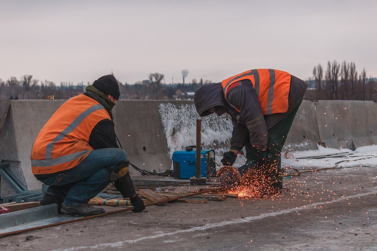 На мосту работает две вахты, которые поочередно сменяют друг-друга