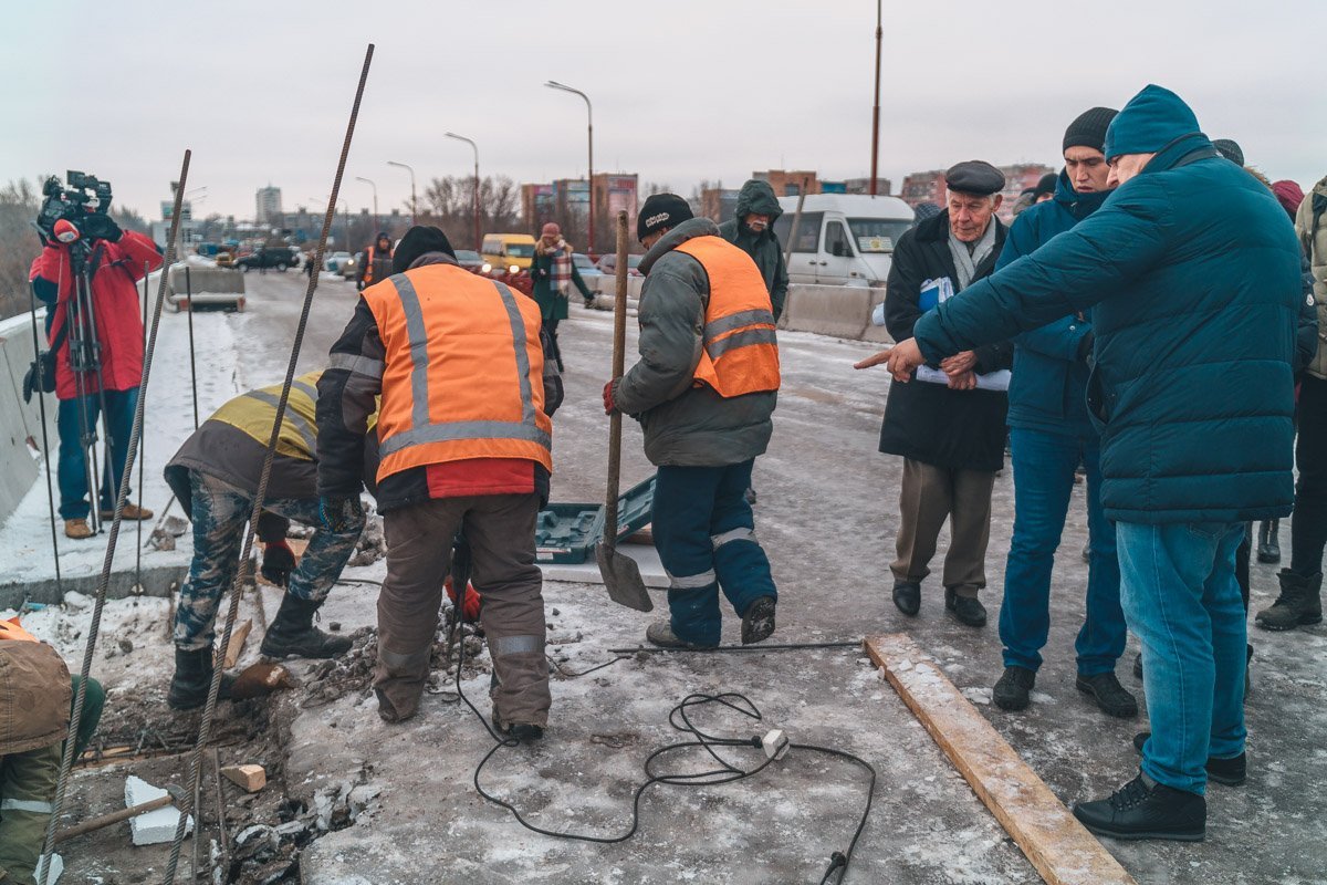 В общем количестве, за сутки на объекте принимают участие в ремонтных работах около 200 человек