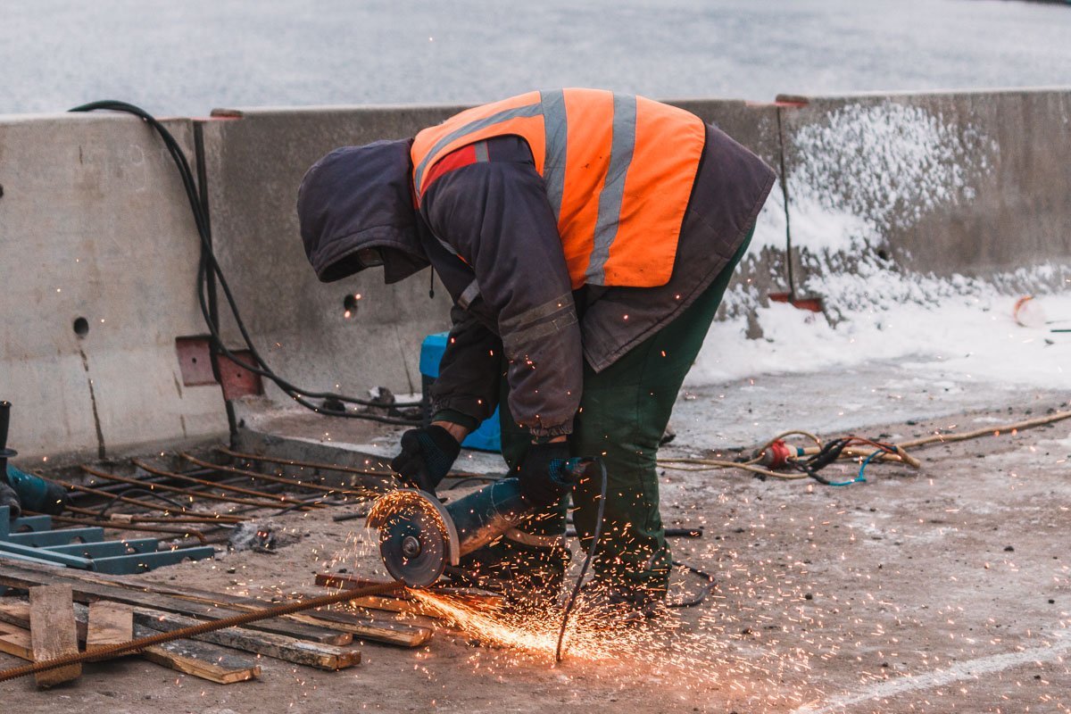 Сейчас рабочие ремонтируют мост в крайне сложных погодных условиях