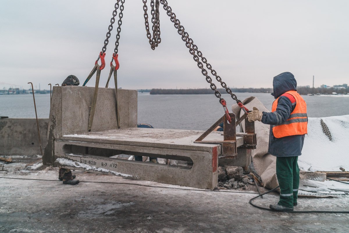 На улице минусовая температура и сильный ветер, но не смотря на это, ремонтные работы не прекращаются ни на секунду