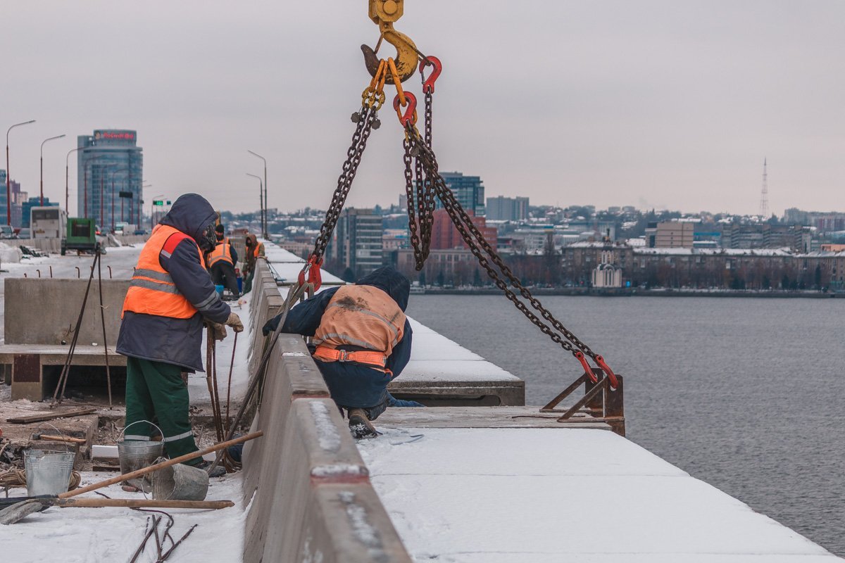 В данный момент рабочие заканчивают установку бетонного ограждения и мост будет открыт для автомобилей