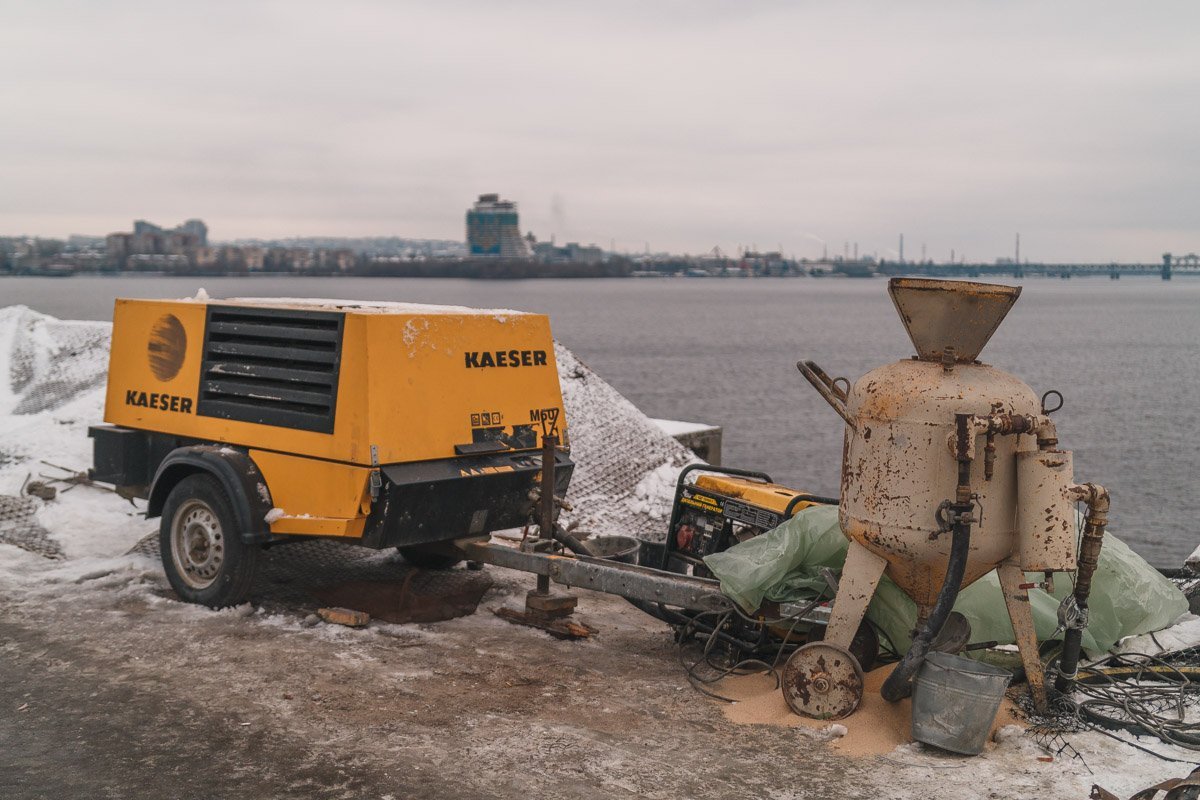 С первым теплом рабочие приступят к замене покрытия на мосту