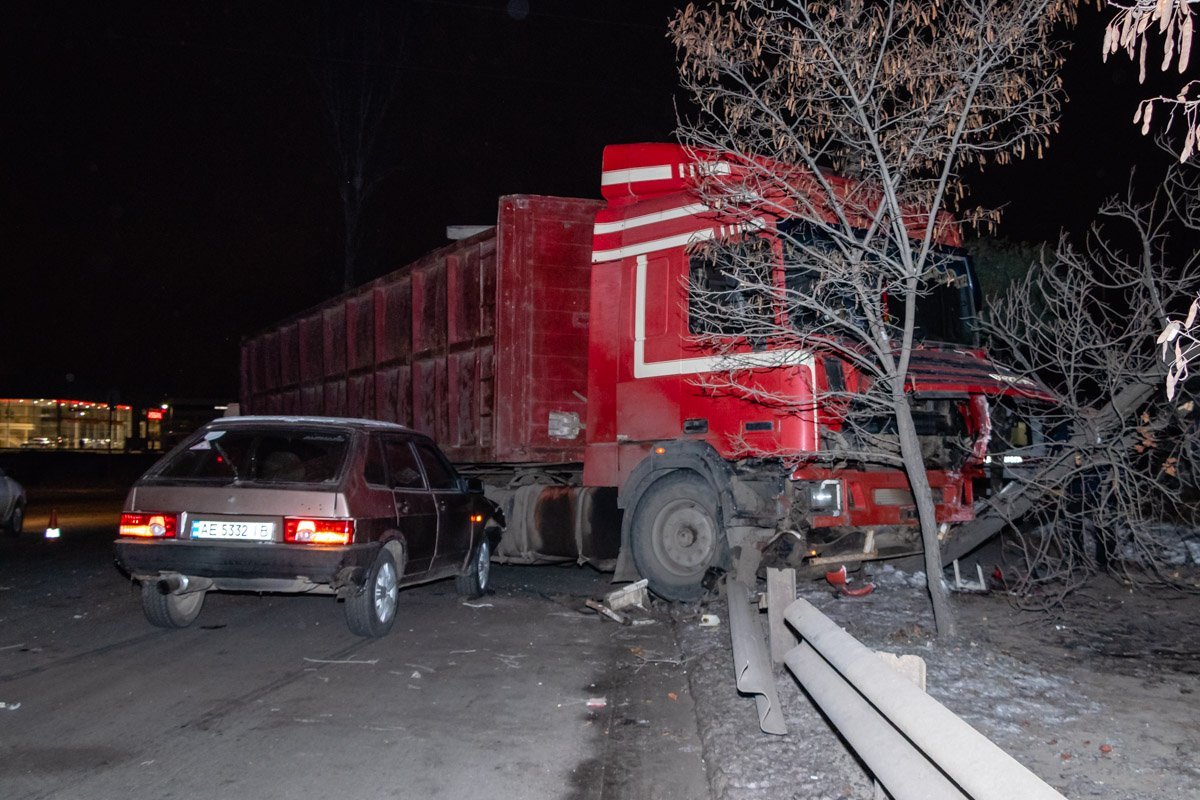 После столкновения фура задела также автомобиль ВАЗ После столкновения фура задела также автомобиль ВАЗ