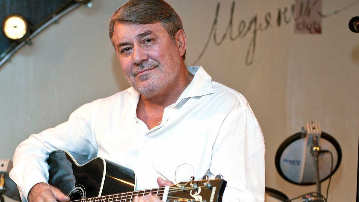 А у кафе "Метелица"... А у кафе "Метелица"...