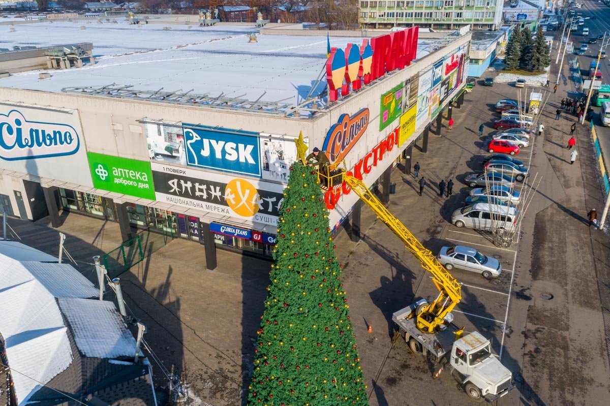 Елочку украшают Елочку украшают