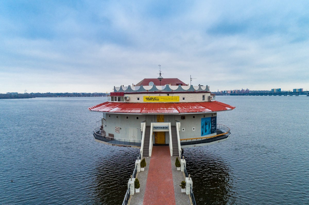 Будто парит в воздухе