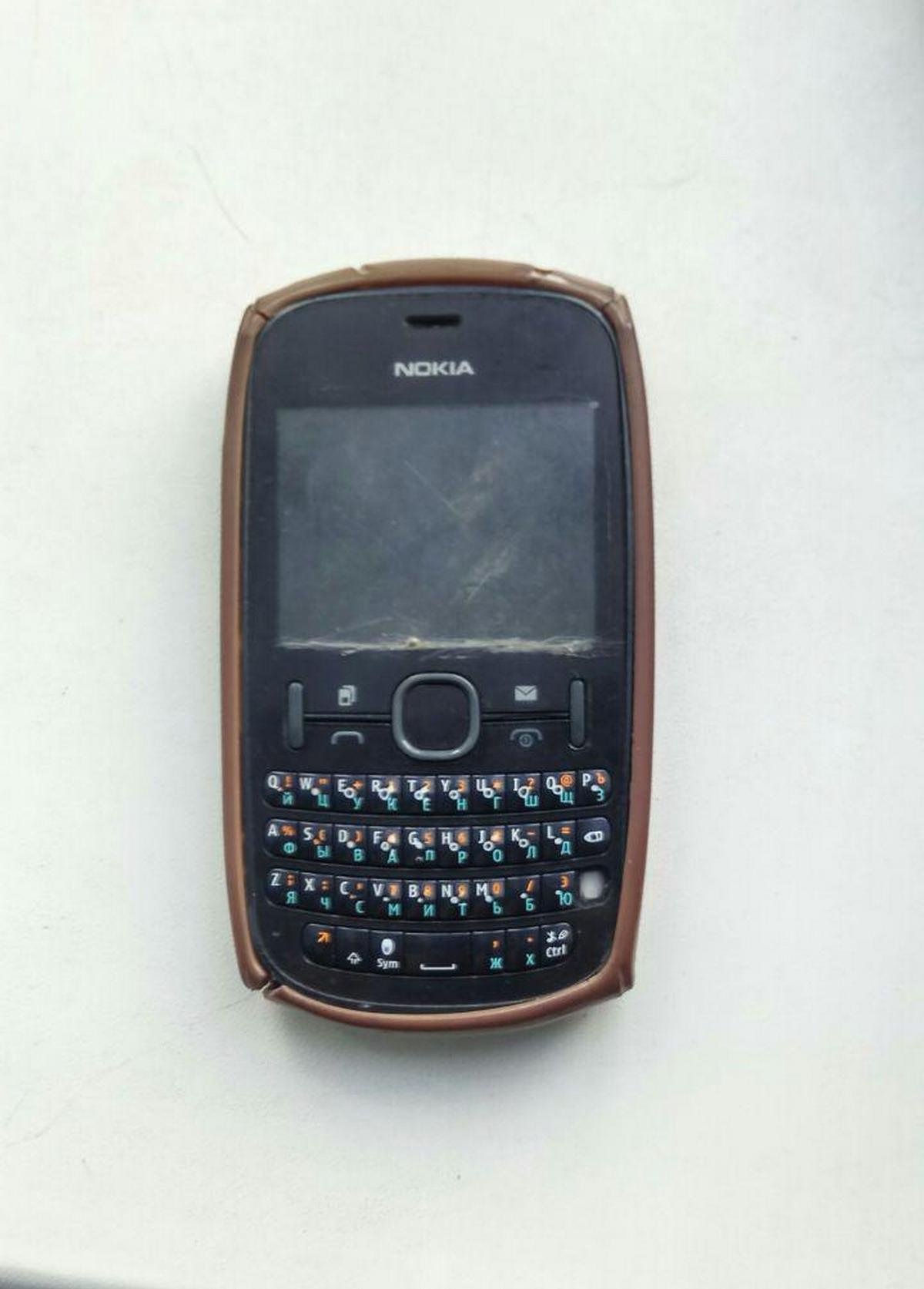 Мужчина выкинул из фуры раздетую женщину, после чего забрал у нее мобильный телефон