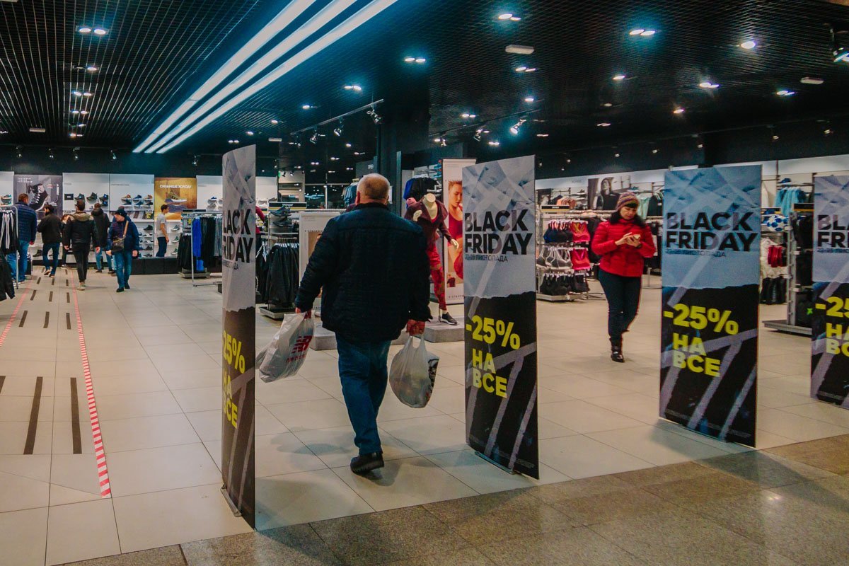 Вокруг блуждают люди с пакетами Вокруг блуждают люди с пакетами