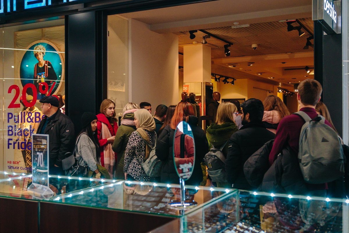 Жаль, если они простояли в очереди, а в магазине закончился их размер Жаль, если они простояли в очереди, а в магазине закончился их размер