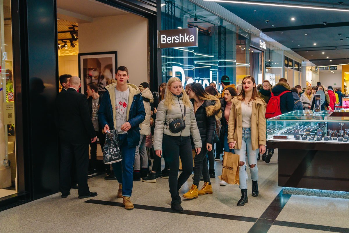 Социофобам, клаустрофобам и интровертам лучше не заходить Социофобам, клаустрофобам и интровертам лучше не заходить