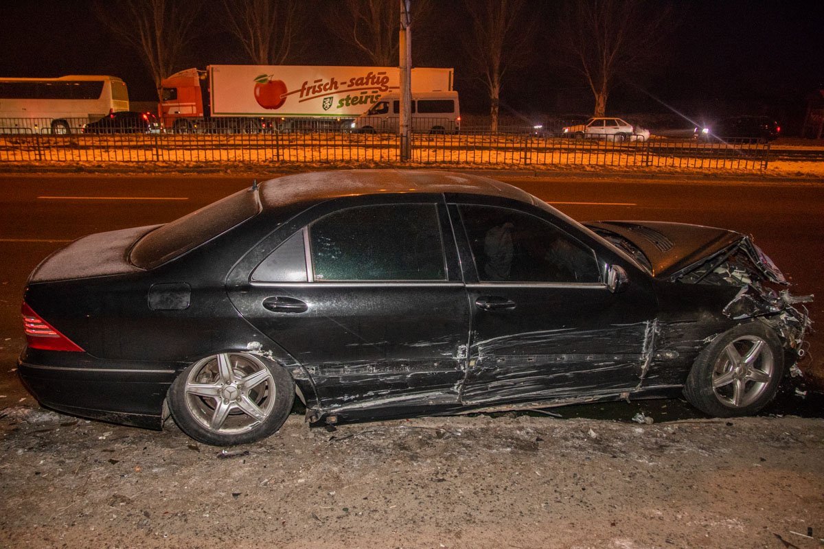 Ударил два автомобиля Ударил два автомобиля