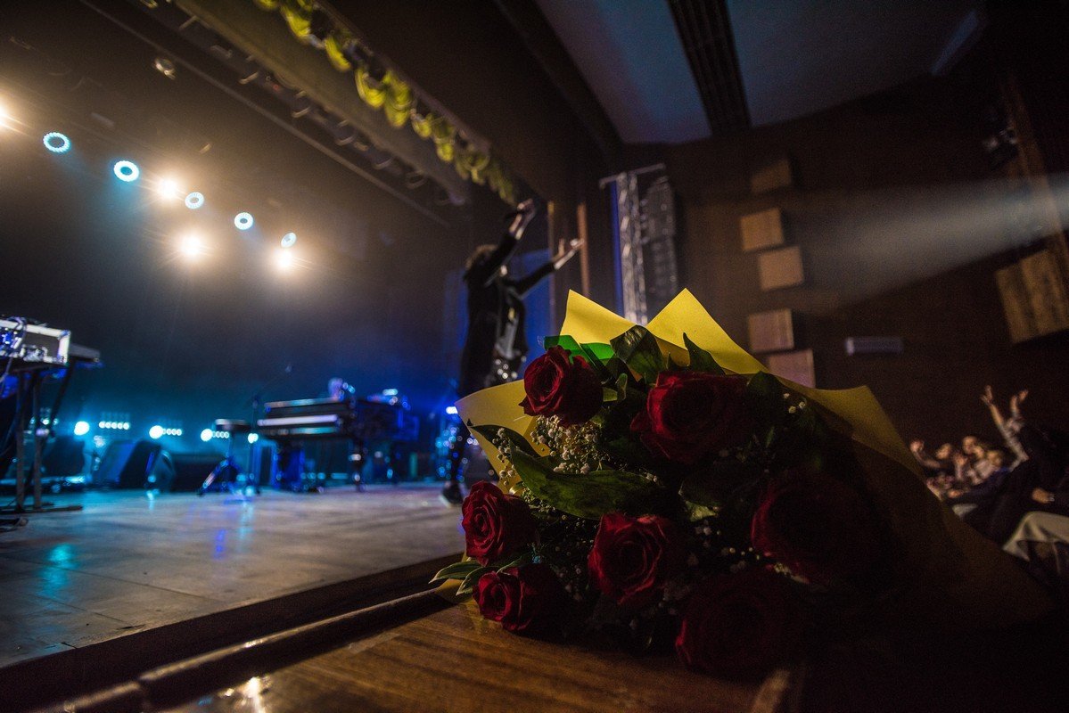 Певца заваливали цветами Певца заваливали цветами