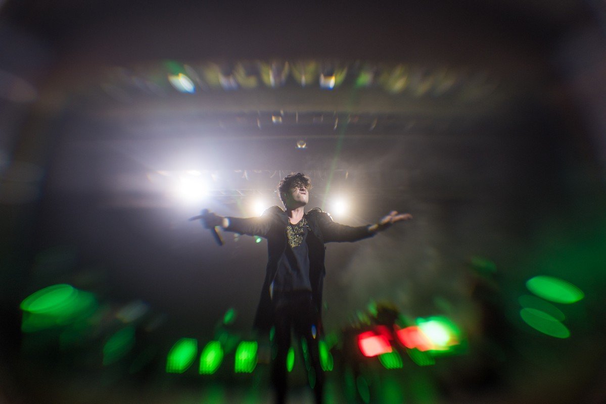 Образовалась связь между зрителями и музыкантом Образовалась связь между зрителями и музыкантом