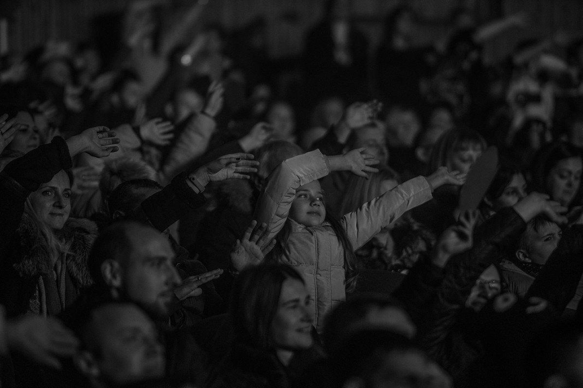 Собрались люди разных возрастов Собрались люди разных возрастов