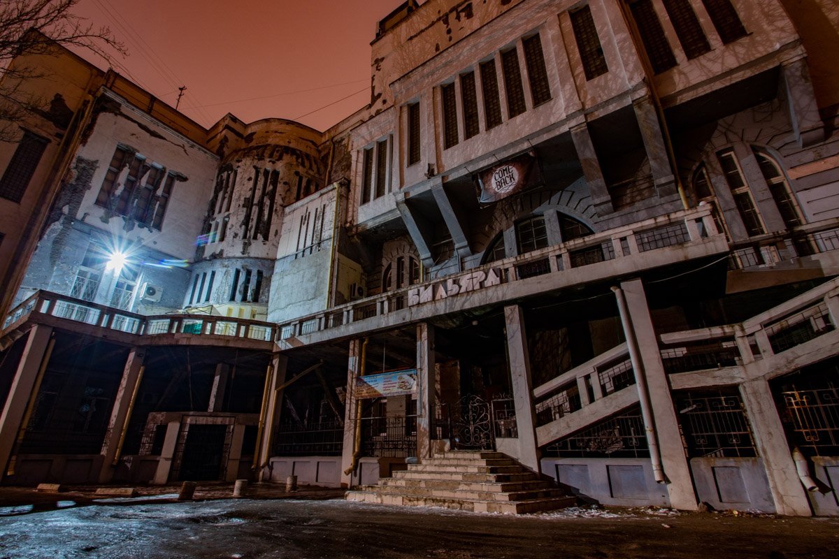 Действительно, зачем следить за фасадами, которые выходят во двор. Их все равно никто не видит