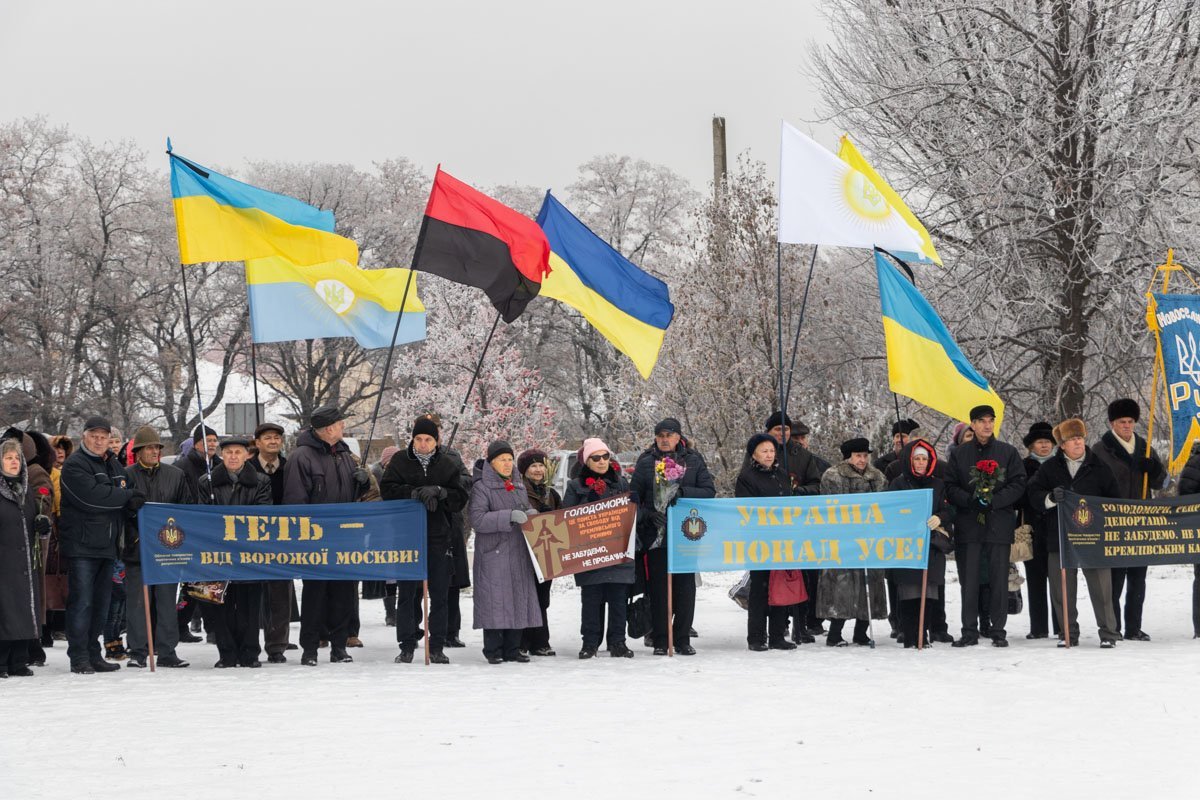 Несмотря на мороз и ветер, более сотни жителей города пришли к памятнику жертв Голодомора