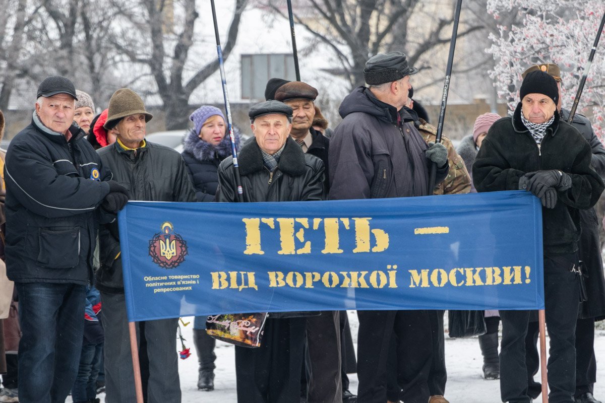 Среди присутствующих были люди, державшие в руках сине-желтые флаги Украины, а также черно-красный флаг