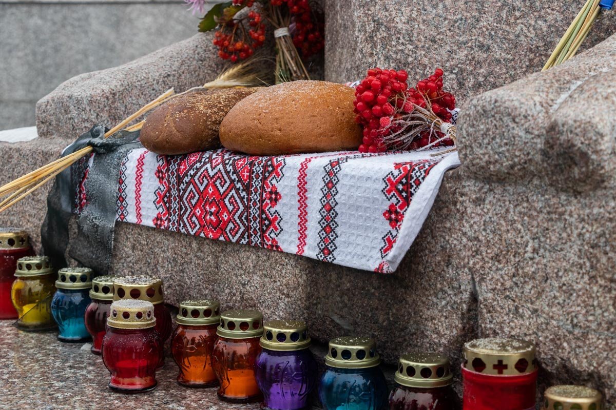 У подножья памятника положили хлеб и калину
