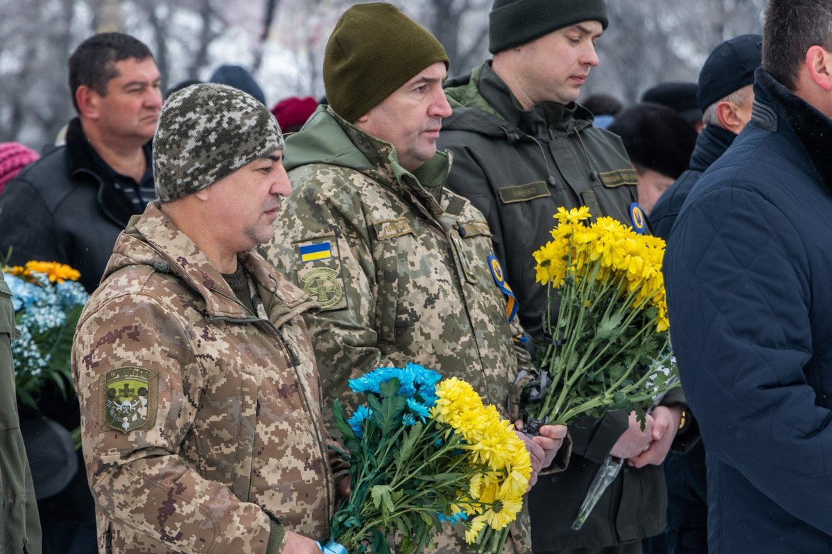 Все пришедшие возложили цветы