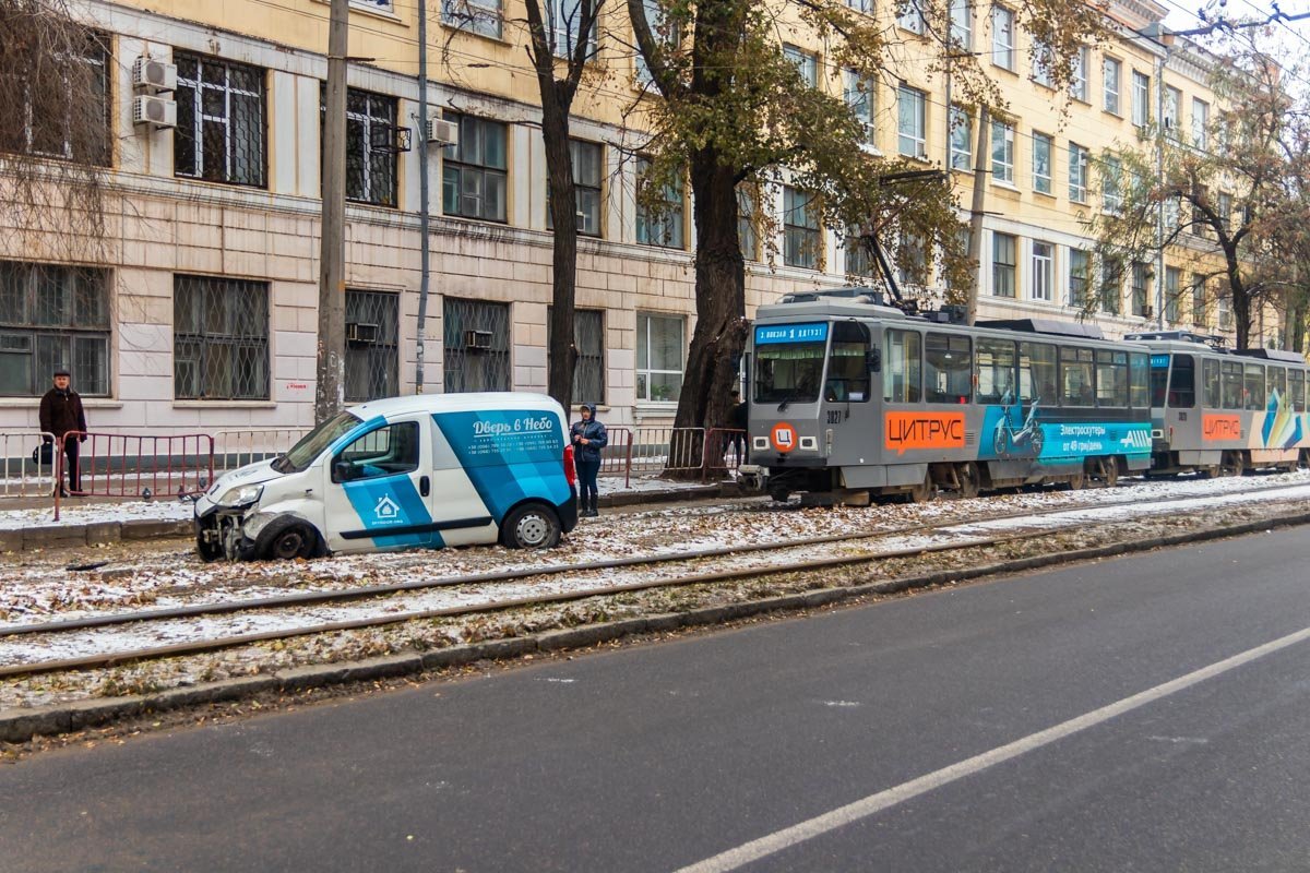 На пересечении улицы Паторжинского  и проспекта Гагарина столкнулись Peugeot и Chevrolet