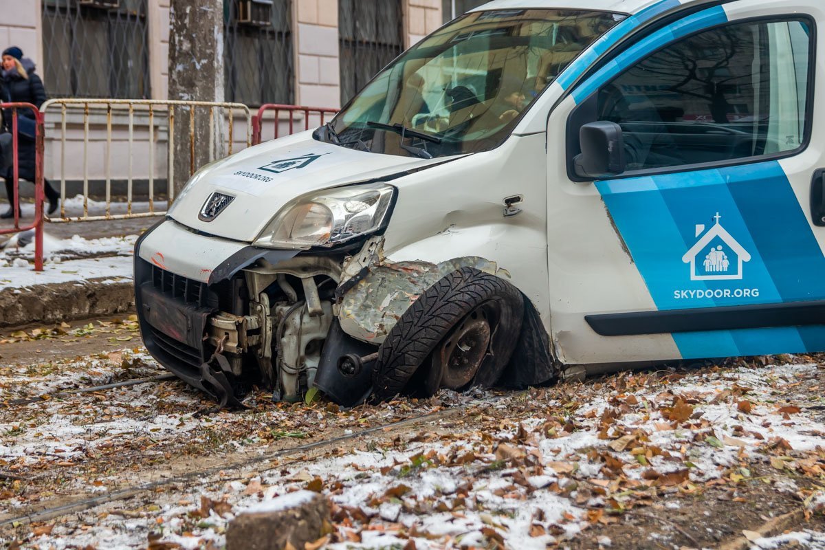 Удар оказался настолько сильным, что автомобиль Peugeot "выбросило" на трамвайные колеи
