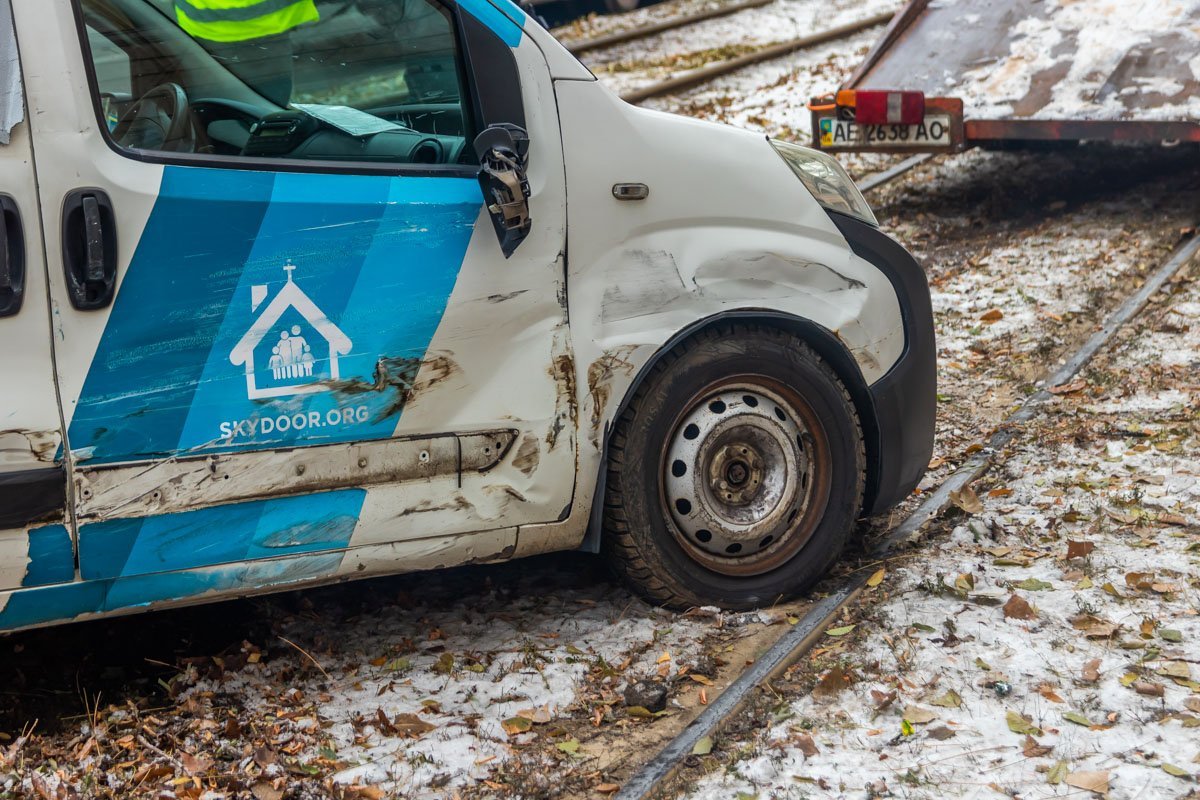 Полицейские оперативно сделали необходимые замеры, чтобы убрать автомобили и освободить дорогу для проезда