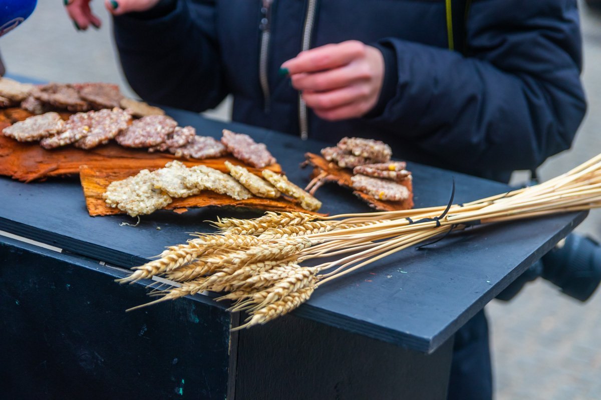 Такая пища, по сути, не насыщает, а лишь дает возможность "забить" желудок и обмануть сознание