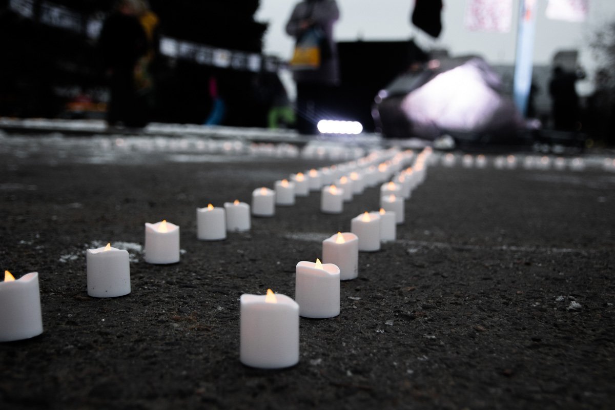 Десятки людей вышли на улицы, чтобы почтить память жертв Голодомора Десятки людей вышли на улицы, чтобы почтить память жертв Голодомора