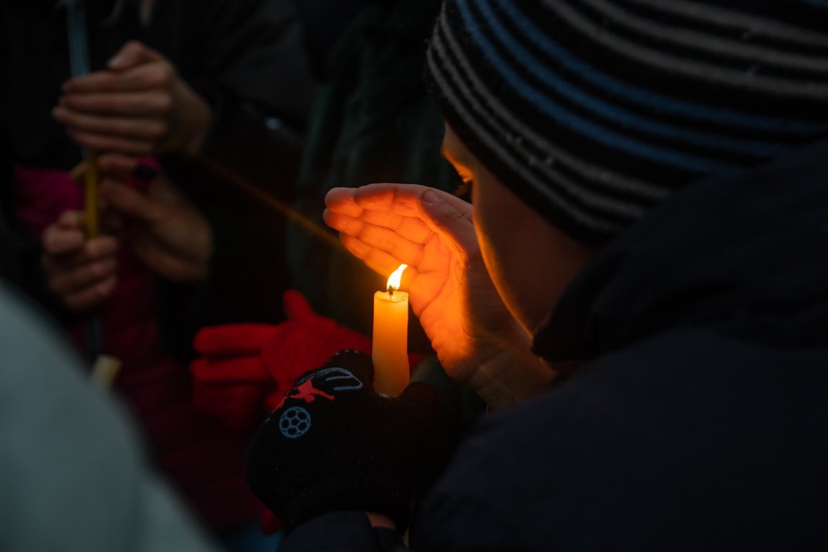 Чем ругаться на темень, лучше зажечь свечу Чем ругаться на темень, лучше зажечь свечу